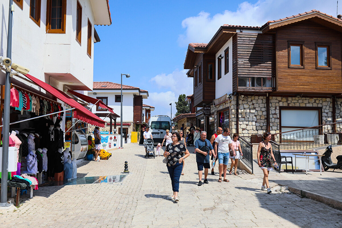 Geçen yıl Kasım ayında başlanan kazı çalışmalarında da parsel sahipleriyle anlaşıp kaçak yapıları tek tek yıktıklarını anlatan Prof. Dr. Alanyalı, “Kazılarda kutsal alanlar, 2'nci yüzyılda kullanılan 6 dönümlük liman agorası ve en önemlisi de liman hamamının hemen önünde 170 metrelik bir caddeyi açığa çıkardık. Aynı anda 6 parselde çalışıyoruz. Liman caddesi bizi kentin ana caddesine ulaştırıyor. Kentin önemli kamu yapılarının önünden geçiyor" dedi<br><br>