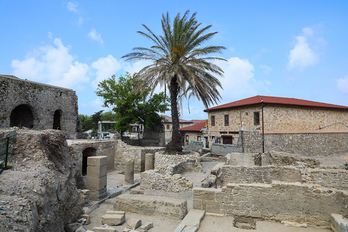 35 kişilik ekibiyle alandaki kazı çalışmalarını yürüten Side Antik Kenti Kazı Başkanı ve Anadolu Üniversitesi Klasik Arkeoloji Ana Bilim Dalı Öğretim Üyesi Prof. Dr. Feriştah Alanyalı, özel mülkiyetteki parsellerin sahiplerinin de desteğiyle yıkım sürecini hızlandırarak kazıların daha hızlı ilerlediğini söyledi.<br><br>