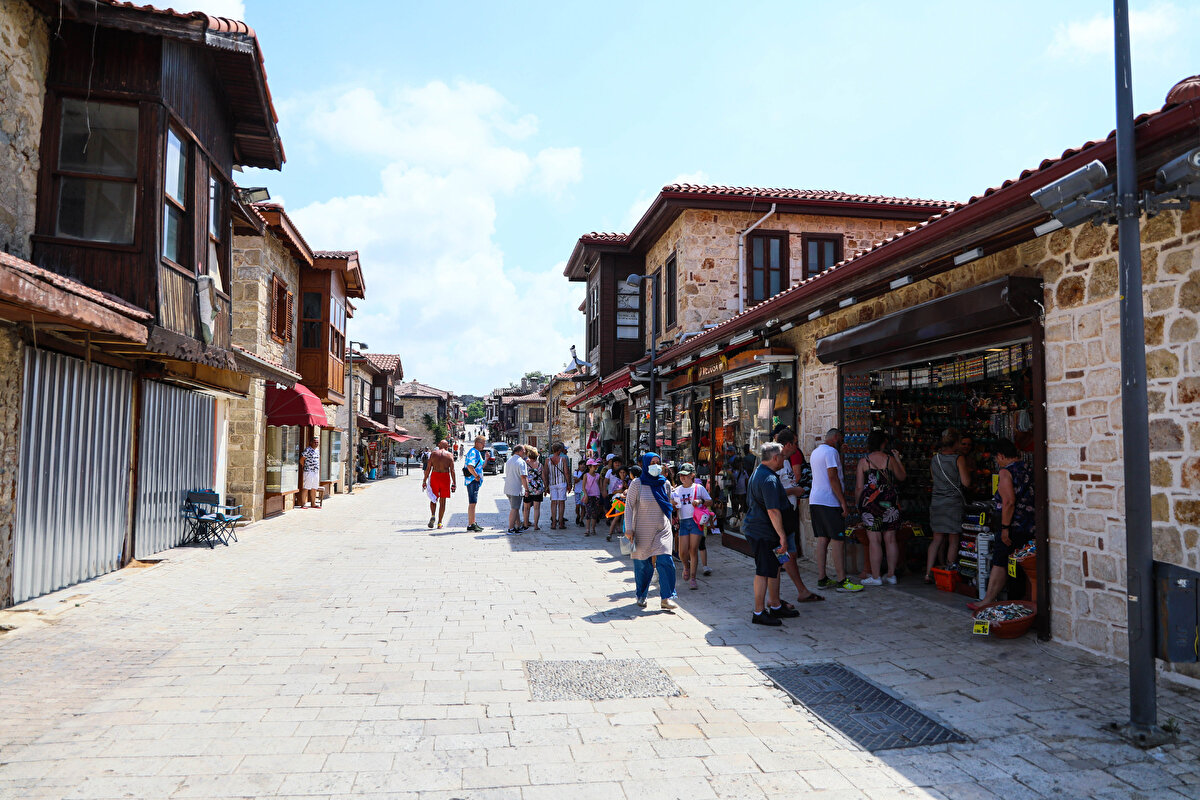 Liman agorasının, döneminde uluslararası ticaret gemilerinin uğradığı büyük bir ticaret merkezi olduğunu söyleyen Alanyalı, hemen yakınında liman hamamının bulunduğunu belirtti.<br><br>