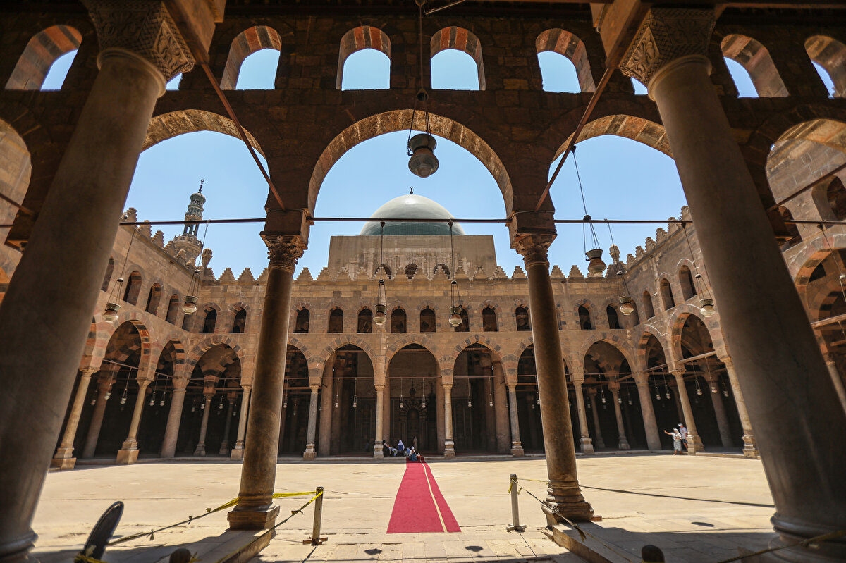 Her köşesi tarihin farklı zamanlarından izler taşıyan kalesinin içinde Kavalalı Mehmed Ali Paşa, Er-Rifai ve Süleyman Paşa el-Hadim Camiileri de yer alıyor.