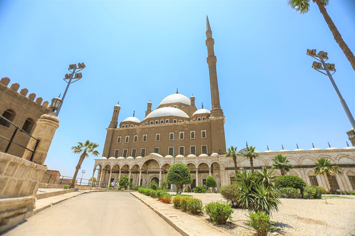 Kavalalı Mehmed Ali Paşa Camii'nin yapımına 1830 yılında Mehmed Ali Paşa döneminde başlanıyor. Cami, 1848 yılında Mısır Hidivi Abbas Hilmi Paşa döneminde açılıyor. Ortadaki büyük kubbesi ve iki zarif minaresiyle klasik Osmanlı mimarî üslubunda hazırlanan cami, Mukattam Tepesi'nin zirvesinde boy göstermektedir.