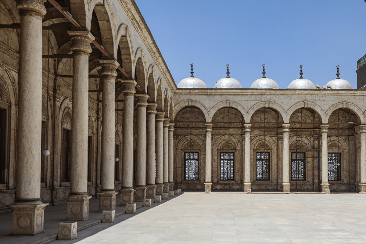 Kalede yaşayan üst düzey yetkililer ve askerlerin su ihtiyacının söz konusu kuyunun yanı sıra Nil Nehri'nden kaleye uzanan su kanalından (Mecra el-Uyun) temin edildiği belirtiliyor.
