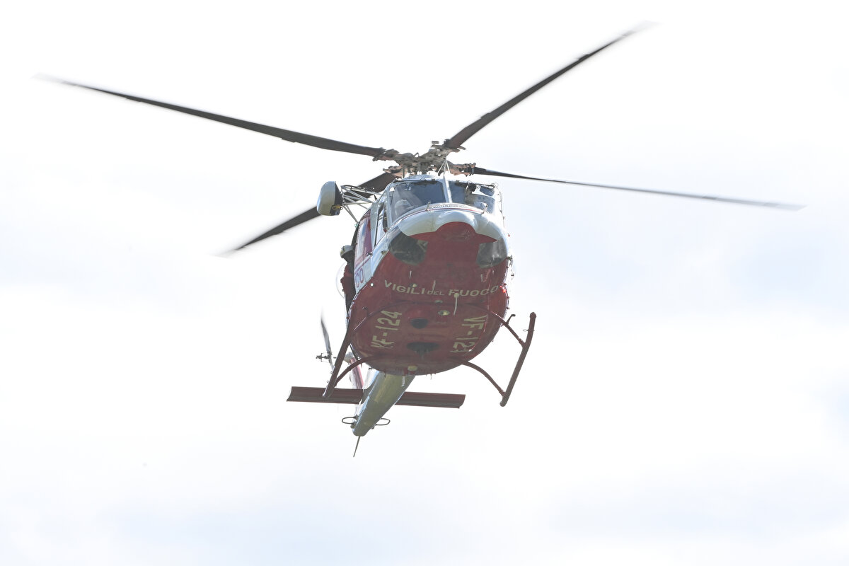 Eczacıbaşı Holding, kayıp 4 Türk’ün çalışanları olduğunu açıkladı. Yapılan yazılı açıklamada şöyle denildi: “Eczacıbaşı Tüketim Ürünleri kuruluşumuzdan dört arkadaşımızın, ‘Tissue Italy Network’ tarafından düzenlenen kâğıt teknolojileri fuarı için bulundukları İtalya’da bir temizlik kâğıdı üretim tesisine gitmek üzere bindikleri helikopterden haber alınamamaktadır. İtalyan pilot ile birlikte içinde 7 kişinin bulunduğu helikopterin, Lucca’dan Treviso’ya gitmek üzere havalandığı, ancak Modena civarında radardan kaybolduğu öğrenilmiştir.