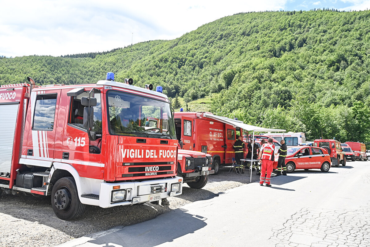 Türkiye’nin Roma Büyükelçiliği’nin, İtalyan makamlar ve Eczacıbaşı yetkilileriyle yakın temas halinde olduğu açıklandı. Modena bölgesinde yer alan Pievepelago ve San Pellegrino arasındaki bölgede helikopteri arama-kurtarma çalışmaları aralıksız yürütülüyor.