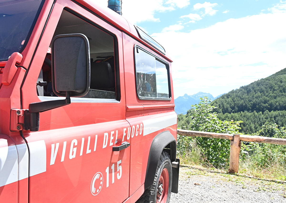 İtalyan basını, helikopteri arama çalışmalarının ülkenin kuzeyindeki Toskana ve Emilia-Romagna bölgelerinin sınır kesiminde dün sabah erken saatlerde yeniden başladığını yazdı. Ancak bu bölgenin dağlık, ormanlık, ulaşılması zor ve hatta ‘ulaşılmaz’ olduğuna dikkat çekildi. Uzmanlar, bu bölgede kaybolmanın ‘tıpkı çölde kaybolmak gibi’ olduğunu belirtti. Bölge, pilot Corrado Levorin’in son cep telefonu sinyalleri ile tespit edildi. Arama- kurtarma çalışmalarında yüzlerce itfaiyeci, asker ve kurtarma ekibi yer aldı.<br><br>