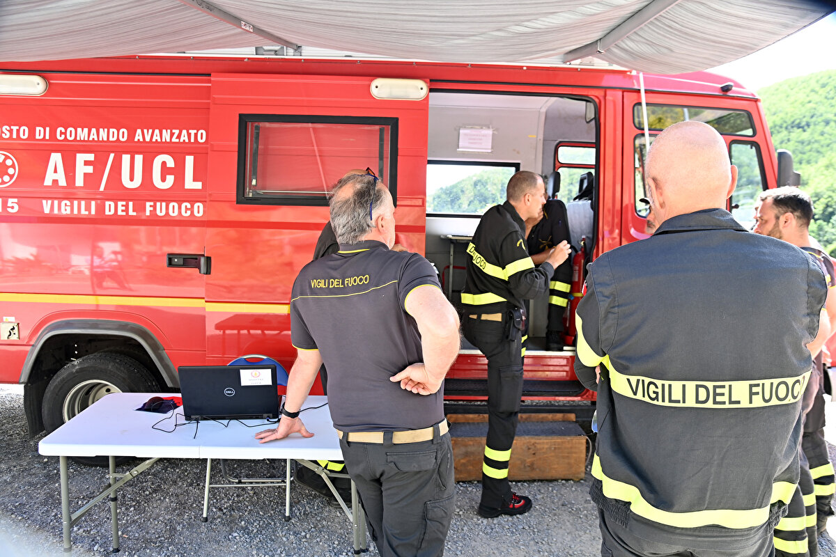 Radardan kaybolan Agusta Koala ‘AW119’ tipi Helikopter için önceki gün başlatılan arama çalışmaları dün de gün boyu devam etti. 7 kişinin bulunduğu helikopterin, arama kurtarma çalışmalarına İtalya Ulusal İtfaiyesi ve Ulusal Alp Kurtarma Ekiplerinin yanı sıra İtalya Hava Kuvvetleri de katıldı.