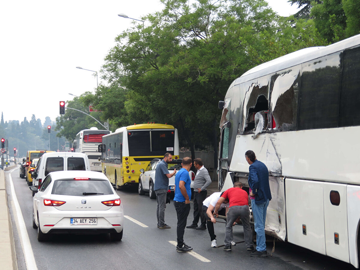 Olay yerine polis ve sağlık ekipleri sevk edildi. Kazaya karışan tur otobüslerinden biri kaldırıma çıkıp reklam panosu ve ağacı devirdi.