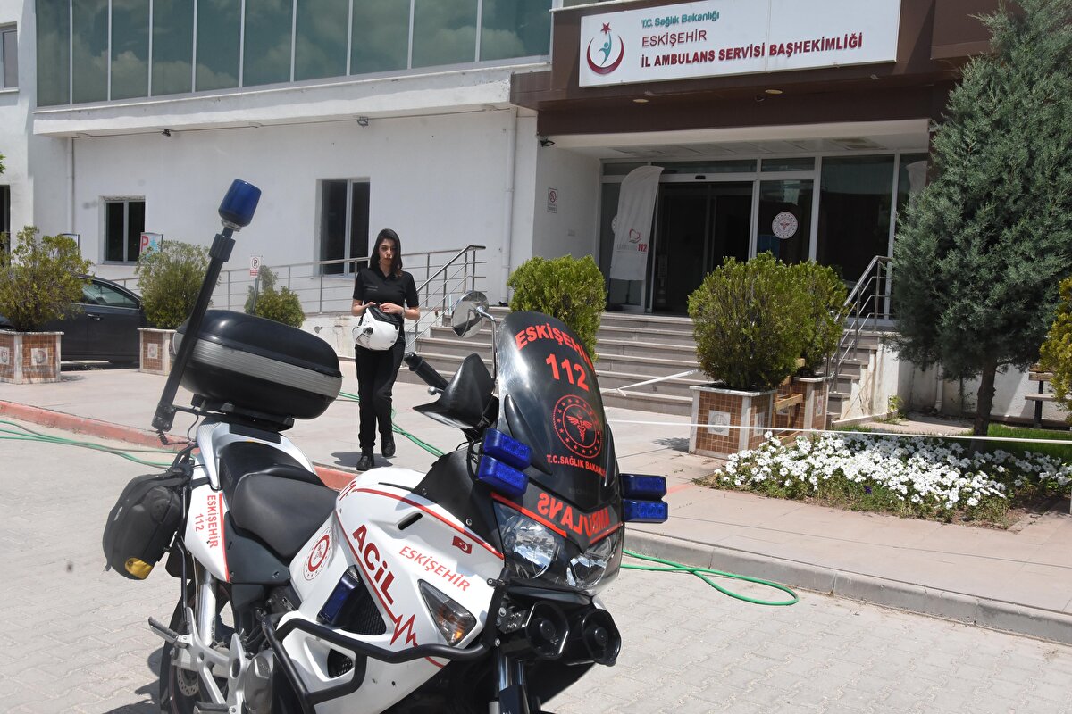 Normal hayatında da bir motosiklet kullanıcısı olan Sabiha Sözer, mesleğinin kendisine gurur verdiğini söyledi. Sevdiği iki şeyi aynı anda yapmanın mutluluğunu yaşadığını anlatan Sözer, "Sevdiğim iki şeyi aynı anda yapabiliyorum. Eskişehir'in tüm noktalarına gidiyoruz. Eskişehir'in tüm noktalarına ortalama 3 dakikada ulaşım sağlıyoruz. Sezonumuz 20 gün önce açıldı. Bu 20 günlük sürede toplam 170 vakaya gittik ve müdahale sağladık" ifadelerini kullandı