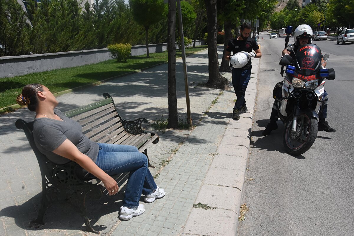 Trafikte zaman zaman sıkıntı yaşadıklarını ifade eden Sözer, "Yol verme konusunda sıkıntılarımız oluyor. Sürücüler, bu konuda daha anlayışlı olurlarsa, ambulansımızın sirenlerini gördüklerinde ve duyduklarında yol verirlerse, vakaya ulaşımımız daha kısa sürecektir.