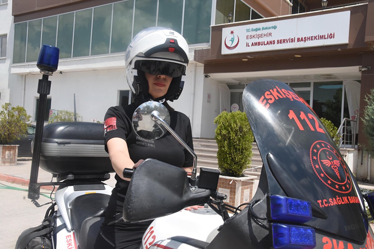 12 kişilik ekipteki Sabiha Sözer, Türkiye'de motosikletli ATT görevi yapan tek kadın personel olarak dikkat çekiyor. 4 yıldır ATT olarak çalışan Sözer, motosiklette kara ambulanslarında bulunan tüm donanımların olduğunu söyledi.