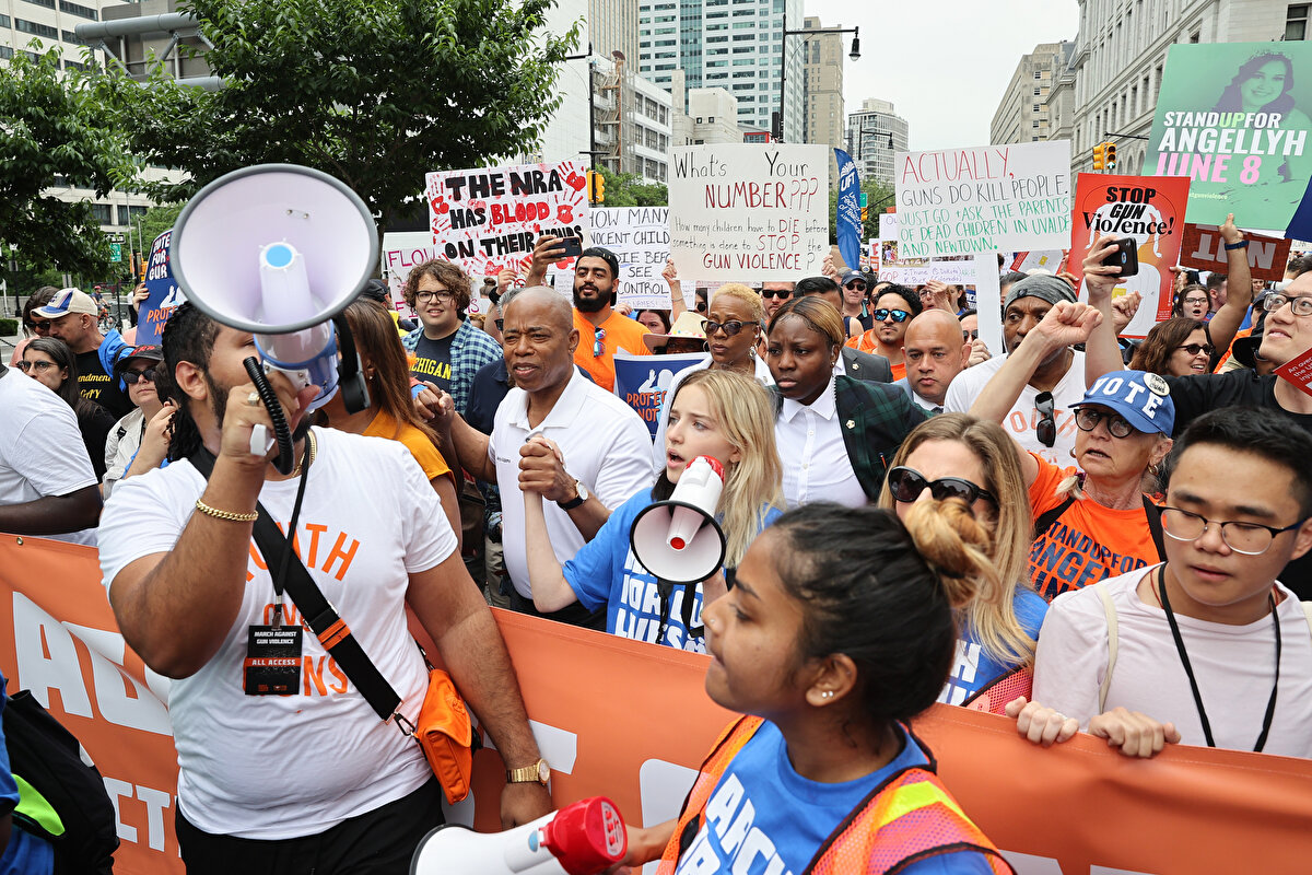 <br><br>Gösteriye, 14 Mayıs'ta New York'un Buffalo kentinde bir süpermarkette düzenlenen ırkçı saldırının kurbanlarının aileleri de katıldı.<br>