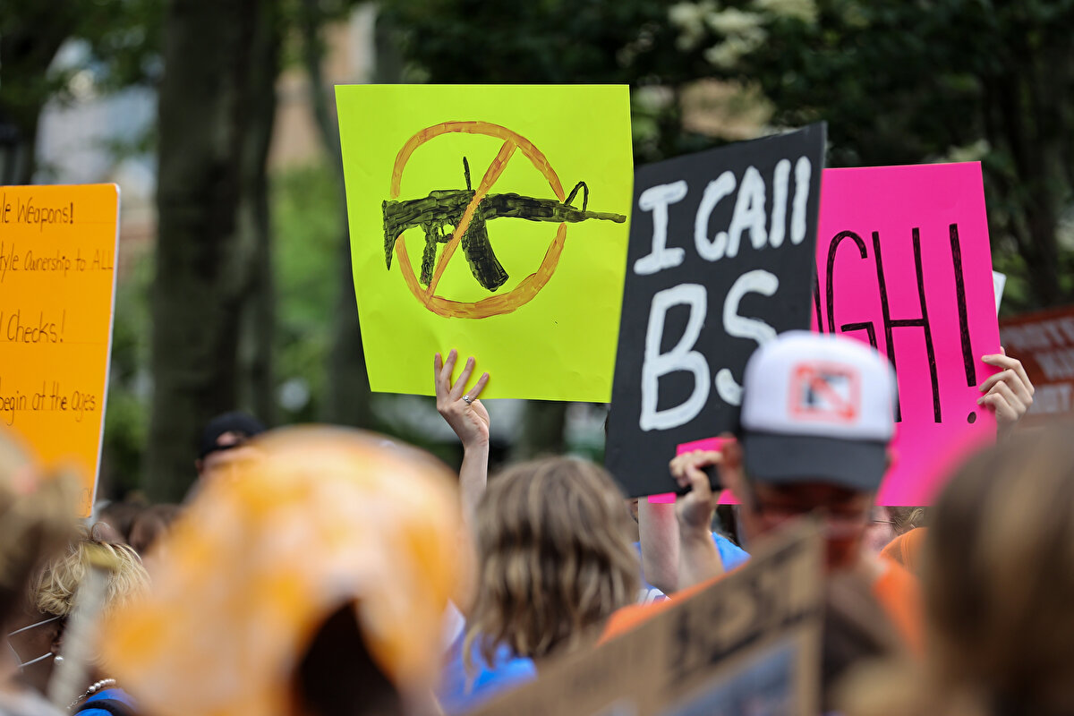 <br><br>ABD'de, 14 Mayıs'ta Buffalo'daki bir süpermarketteki ırkçı silahlı saldırıda 10 kişinin, 24 Mayıs'ta da Teksas'ın Uvalde kasabasındaki bir okuldaki saldırıda ise 19 öğrenci ve 2 öğretmenin öldürülmesinin ardından, "silah reformu" tartışmaları alevlenmişti.<br>