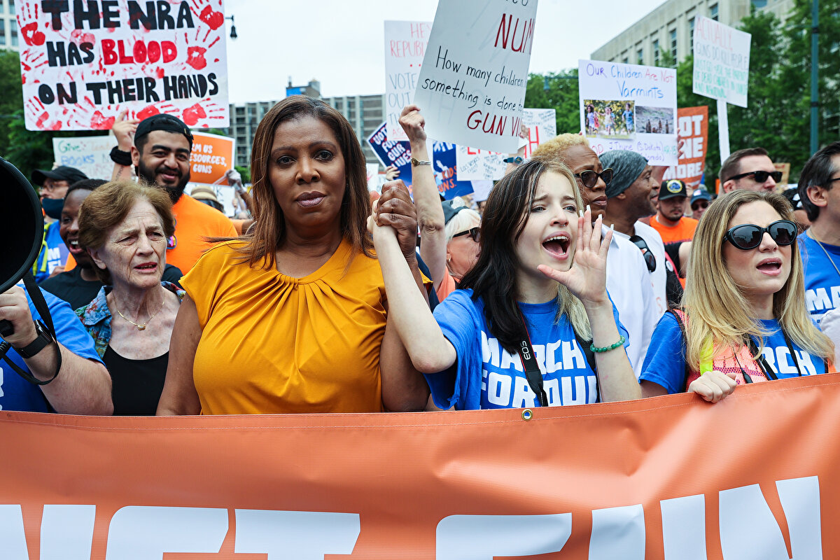 <br><br>Protestoda konuşma yapan Washington DC Belediye Başkanı Muriel Bowser, silahlı şiddet olaylarının son bulması ve Kongrenin bunun için adım atması çağrısında bulundu.<br>
