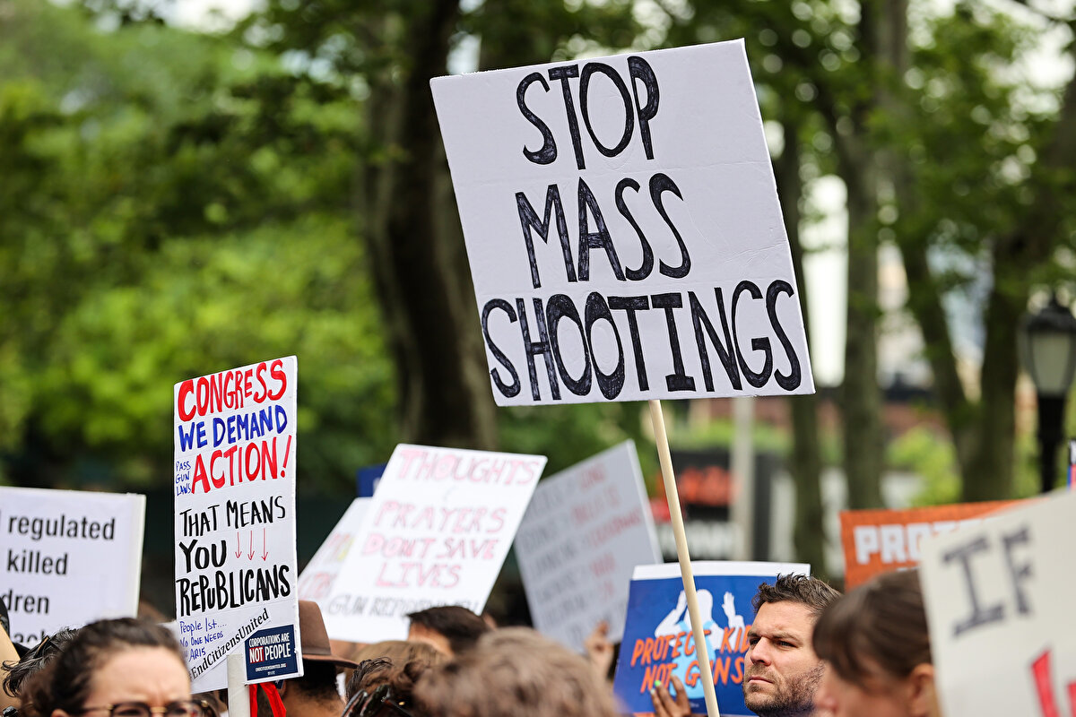 <br><br>Öte yandan ABD'nin birçok kentinde de "March for Our Lives" platformu tarafından organize edilen protestolar gerçekleştirildi.<br>