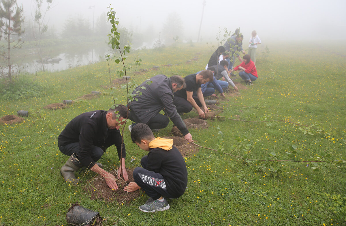 Öğretmen Nurgül Yüksel de güzel bir çocuk ormanı oluşturduklarını dile getirerek, öğrencilerin, doğayı korumaları, güzelleştirmeleri gerektiğini, okul dışında da eğitimin devam ettiğini öğrendiklerini söyledi.<br><br>