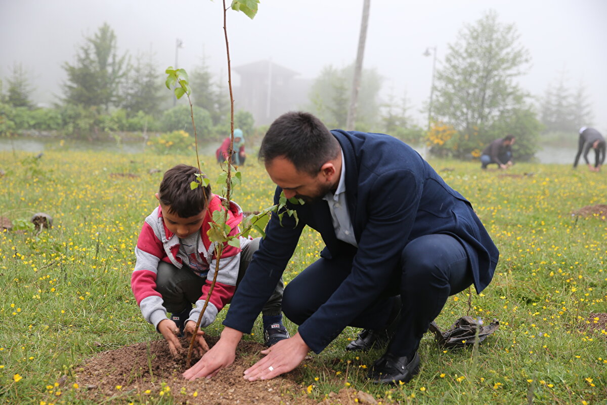 Otelin Müdürü Durmuş Coşkun da çocukların mutlaka doğayla bir arada olması gerektiğini vurgulayarak, çocuklarla çevresel etkinlikler yapmaktan duyduğu memnuniyeti ifade etti.<br><br>
