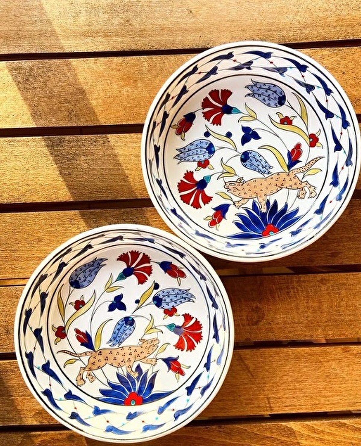 Birbirinin simetrisi olan iki çini çalışması.