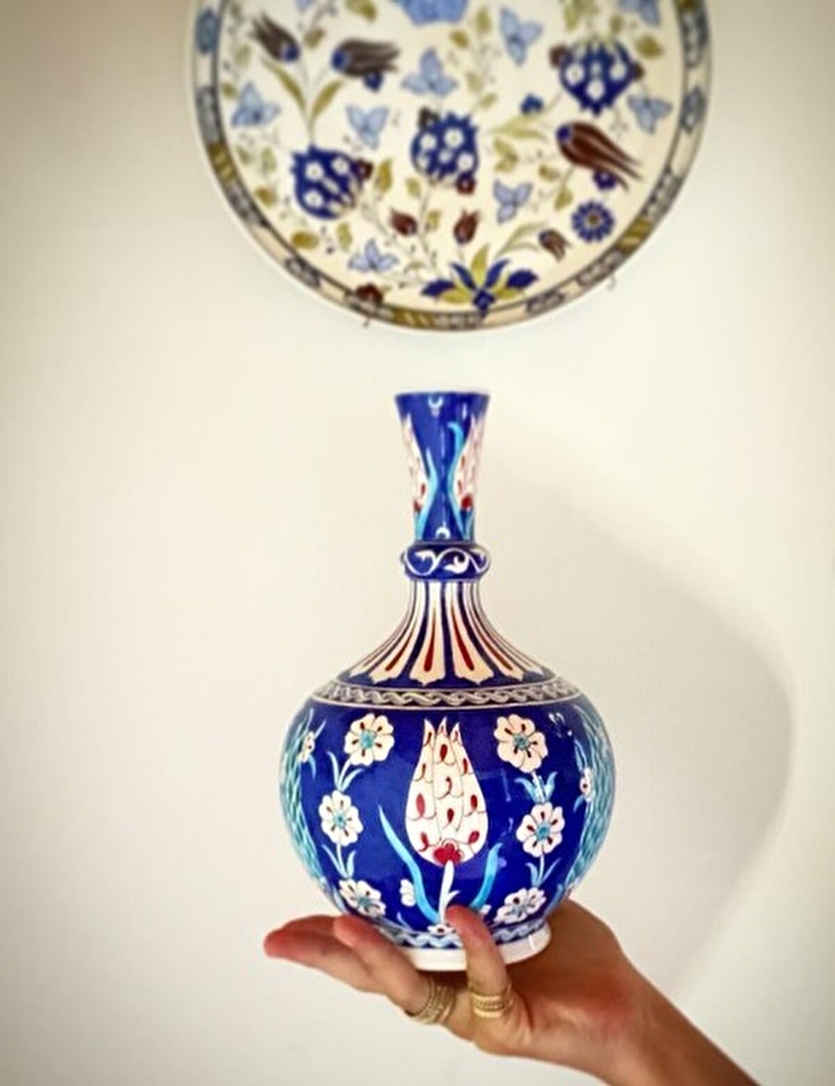 Peygambere duyulan aşk-ı muhabbeti imgelemek adına lale motifinin içindeki kırmızı gül renginde motifler. Sanatçının, anneannesi merhume Şenol Molu anısına tasarladığı eser.