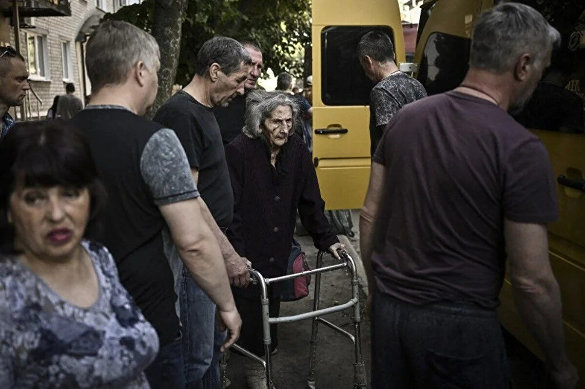 Zelenski, ayrıca Lysychansk savaşında Rus bombardımanı yüzünden bir çocuğun öldürüldüğünü söyledi:<br><br>"İşte bu: Moskovska Caddesi'ndeki altı yaşındaki bir çocuk. Aynı zamanda Rusya Federasyonu için tehlikeli bir düşman" dedi.<br><br>