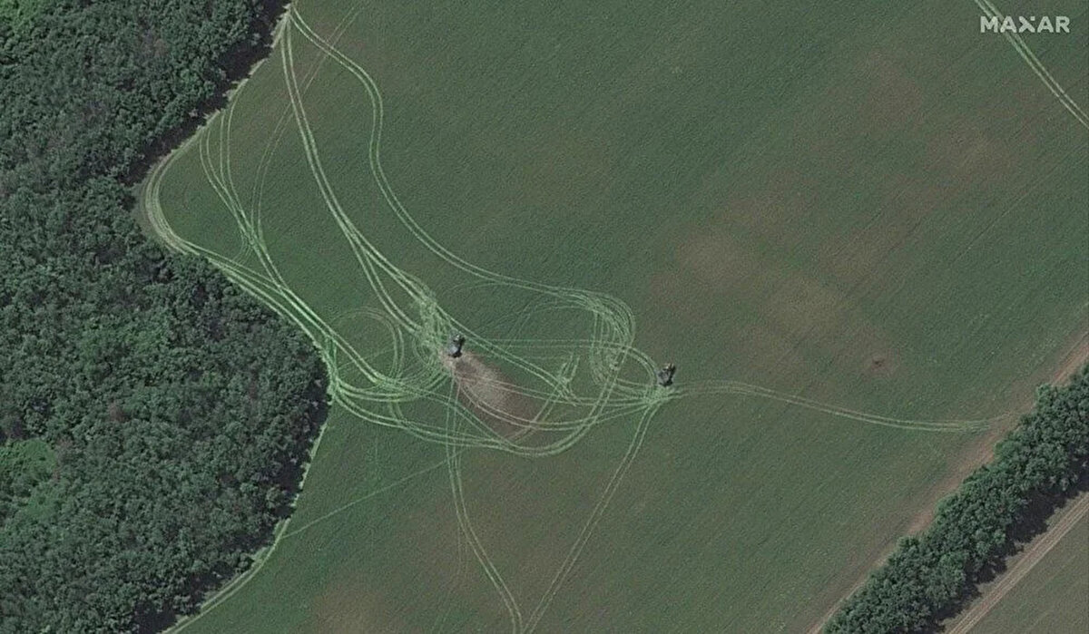 Ukrayna Devlet Başkanı Volodimir Zelenski, Ukrayna'nın doğusundaki Donbas bölgesi için verilen savaşın "kesinlikle Avrupa’daki en acımasız savaşlardan biri olarak askeri tarihe geçeceğini" söyledi.<br><br>Zelenski’nin açıklamaları, Ukraynalı askeri yetkililerin, Rus güçlerinin Donbas’ta yer alan Severodonetsk şehir merkezininin çoğunda kontrolü ele geçirdiğini açıklamasının ardından geldi.<br><br>