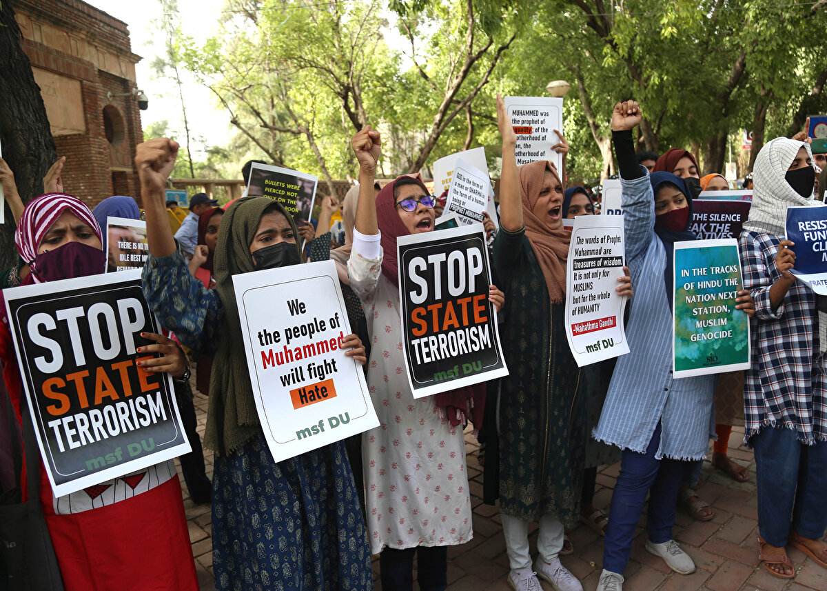 Sosyal medya kullanıcıları da görüntülere "Polis vahşeti. (Hindistan Başbakanı Narendra) Modi'nin tüm polisleri Hindistan'daki Müslümanlara karşı nasıl radikalleştirdiğini görün." gibi ifadelerle tepkilerini belirtti.