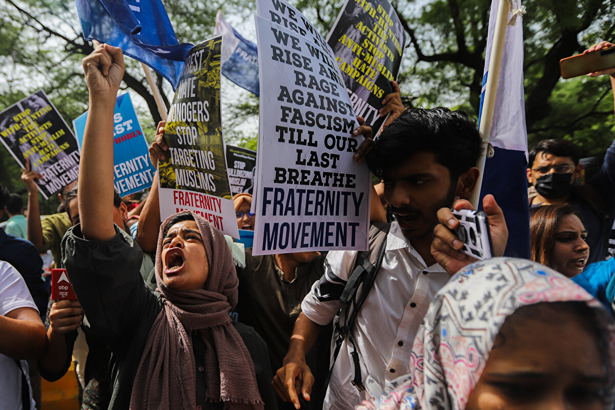 <br>Hindistan'da iktidarda bulunan Halk Partisi'nden iki yetkilinin Hz. Muhammed hakkında söylediği hakaret dolu sözler ülkeyi birbirine kattı. 