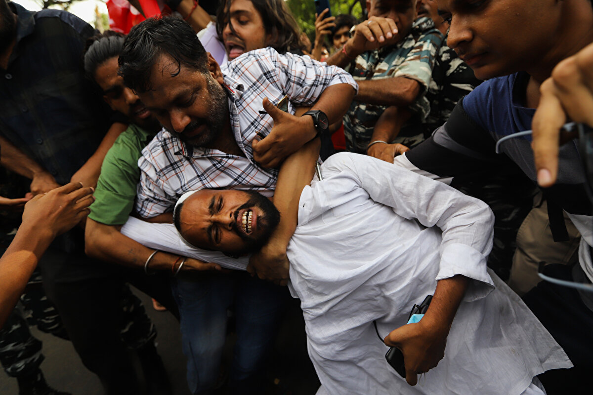 Kentte, başlatılan protestolarla bağlantılı olduğu iddia edilen ve taş atmakla suçlanan iki kişinin de bugün evleri yıkılırken, yıkılan evlerden birinin Javed Ahmed adlı bir politikacıya ait olduğu belirtildi.<br>