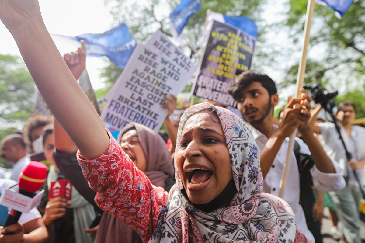 Düzenlenen protestolarda şu ana kadar 300 kişinin tutuklandığı bildirilirken, Hindistan Halk Partisi (BJP) Sözcüsü, Uttar Pradesh Eyaleti Başkanı Yogi Adityanath'ın kentteki ayaklanmalara katılmakla suçlanan kişilerin yasadışı kurumlarının ve evlerinin yıkılmasını emrettiğini söyledi.<br>