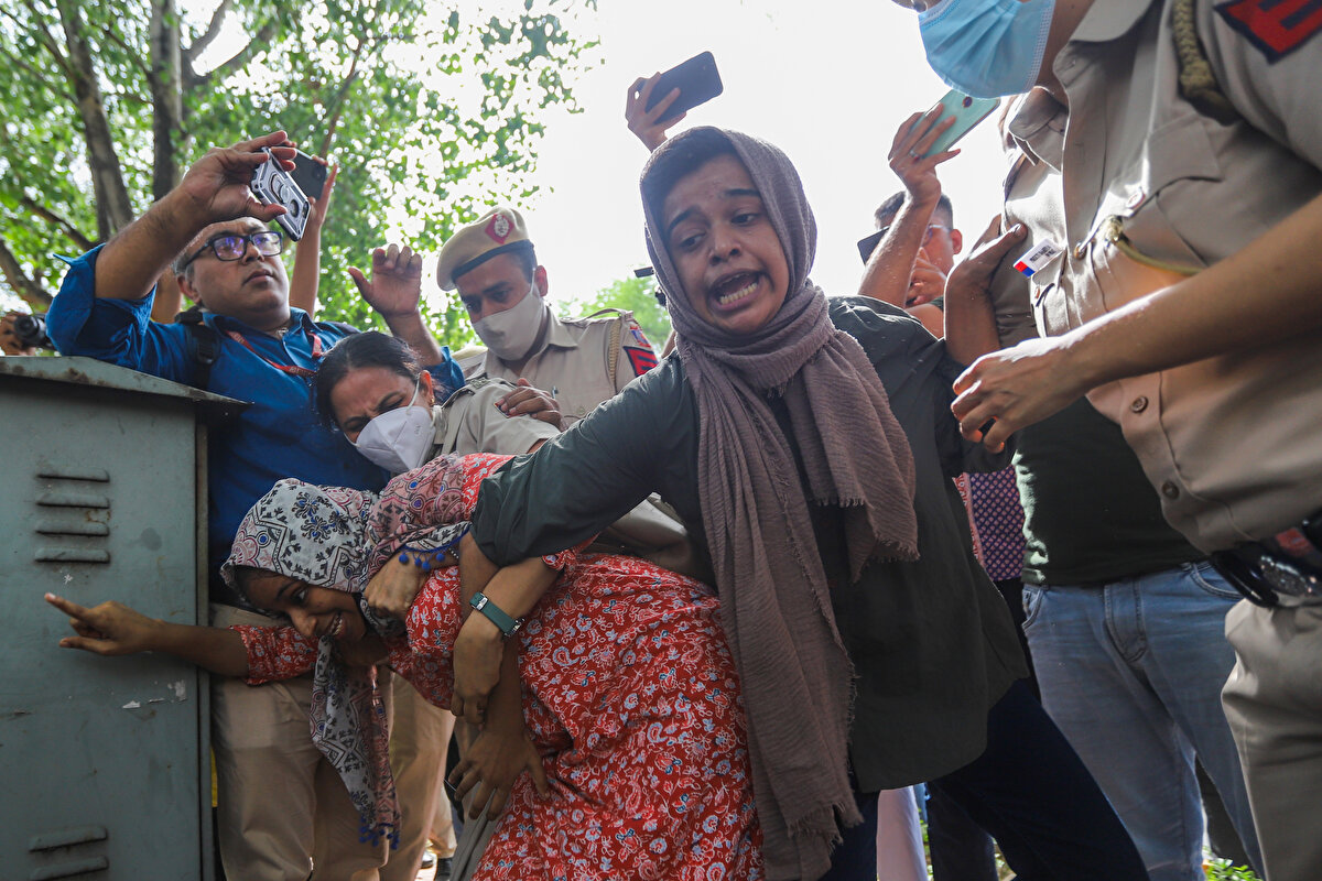 Öte yandan protestolara sahne olan Uttar Pradeş eyaletinde polislerin, Müslüman gençleri darbettiği görüntüler ortaya çıktı. Yeni Delhi Televizyonu'nun (NDTV) haberine göre, BJP'li Eyalet Meclisi Üyesi Shalabh Mani Tripathi, Twitter hesabından "İsyancılara hediye iadesi" başlığıyla video paylaştı.