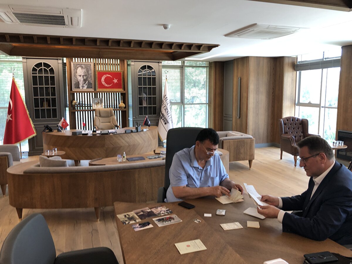 Saman yüklü kamyonetin vermek istediği mesajı anlatan Bingöl, "Ailem bir kamyon kiralamış. Çoluk çocuk herkes, yiyeceği, giyeceği ne varsa kamyonete koyup, Bursa'ya geliyor. Bursa'da çocuklar hepsi okuyor. Kızlar okuyor, erkekler okuyor. Yüzde doksanı üniversiteyi bitiriyorlar. Bitirmeyenler de ticaretle uğraşıyor. İş büyüyor. Büyük bir aile oluyoruz.<br><br>Bursa'da biz bir kültür ailesiyiz. Kitap akla gelince biz akla geliriz. Eğitim akla gelince biz akla geliriz. Eğitimi hangi katmanı varsa biz orada varız. Bu aile bir kamyonla gelerek, burada üniversiteyi kurdu. Şimdi oğlum bu hikayeyi yazıyor. Yani bir aile 40 yıl önce, hiçbir şey yokken o köy hayatından çıkıp samanını, tezeğini, çocuğunu alıp bindirip üç dört gün yolculuktan sonra Bursa'ya gelip, yıllar sonra da üniversite kurulabiliyormuş. İnsan istiyorsa azim varsa, kararlılık varsa, hakikaten bir şeyler yapmak istiyorsa demek ki yapabiliyormuş” ifadelerini kullandı.<br>