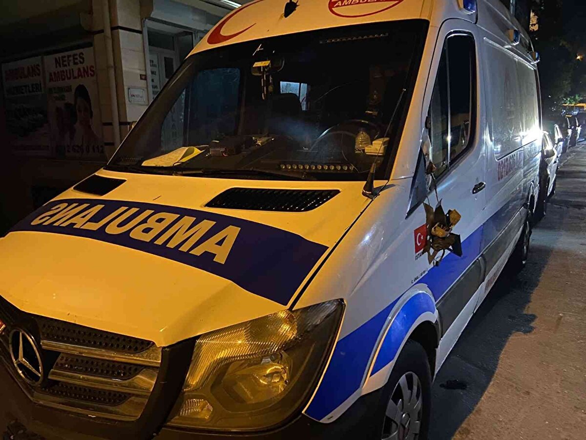 Aracında hasar oluşan Gökhan Demirci, “Tam olarak görmedim. Söylenilenlere göre, İETT otobüsü dönerken tabelaya vuruyor. Sonra sokağın içine dalarak bütün arabalara vurup aşağıya kadar gidiyor. Benim aracım da bu. Aracımın ön tarafında ve arka tarafında maddi hasar var” diye konuştu.<br>