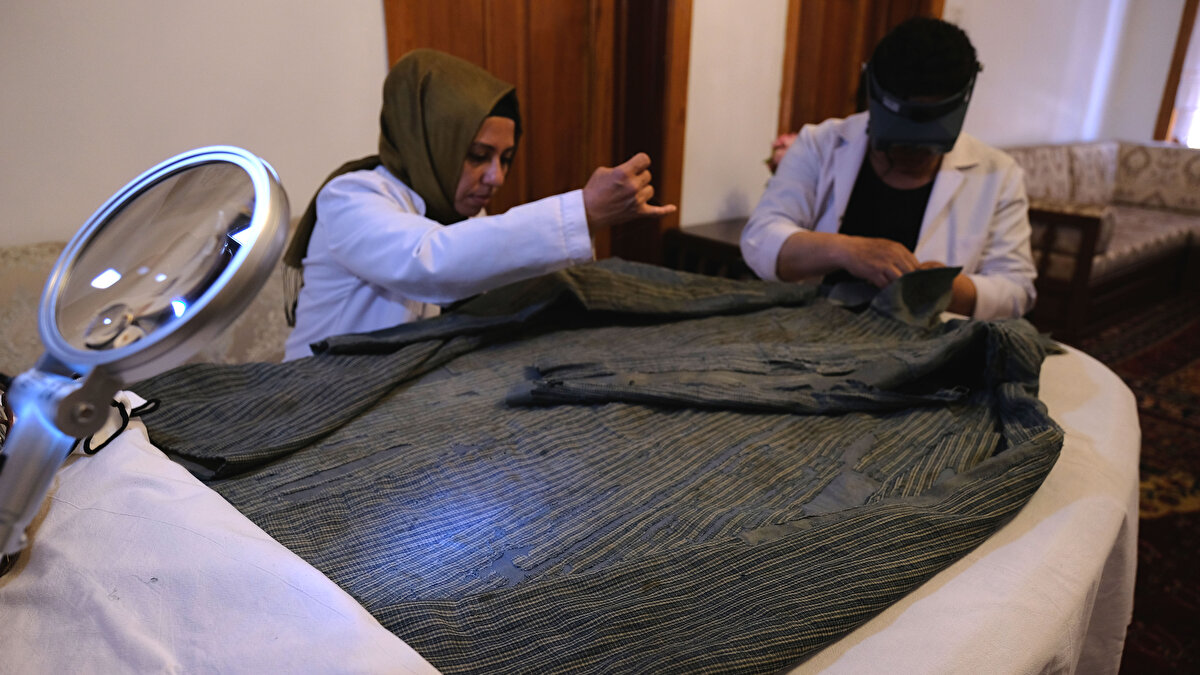 "Bizim müzemizde şu anda görev yapan 3 tane restoratör arkadaşımız var. Tekstil ve dokuma konusunda uzman arkadaşlar. Bakanlığımızdan gerekli izinler alarak, bu kıyafetlerin restorasyonuna karar verdik. Gerekli izinleri aldıktan sonra da kumaşlara hangi noktada nasıl müdahaleler yapalım konusunda karara varıldı. Çünkü müzecilerin görevi, bu kültür varlıklarını gelecek kuşaklara daha sağlıklı olarak aktarmaktır.