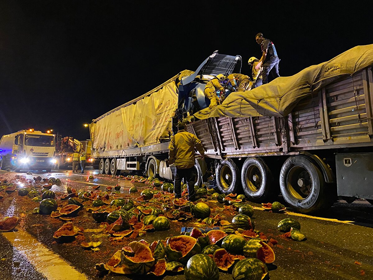 Kaza, Kuzey Marmara Otoyolu Eyüpsultan Odayeri yol ayrımı Edirne istikametinde 03.15 sıralarında meydana geldi. İddiaya göre, Cihat Borçalı'nın kullandığı 42 AKL 134 plakalı TIR, Eyüpsultan Odayeri yol ayrımında Edirne istikametine doğru gitmekte olan Hikmet Aktaş'ın kullandığı 13 DC 750 kupa plakalı karpuz yüklü TIR'a arkadan çarptı.<br>