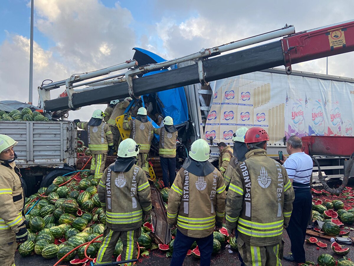 Çarpmanın etkisiyle 42 AKL 134 plakalı TIR'ın sürücüsü Cihat Borçalı, şoför mahallinde sıkıştı. Karpuz yüklü TIR'ın sürücüsü Hikmet Aktaş ve diğer sürücü ise kazadan yara almadan kurtuldu. Aktaş'ın kullandığı TIR'da yüklü olan karpuzlar ise yola dağıldı. İhbar üzerine olay yerine jandarma, itfaiye ve sağlık ekipleri sevk edildi.<br>