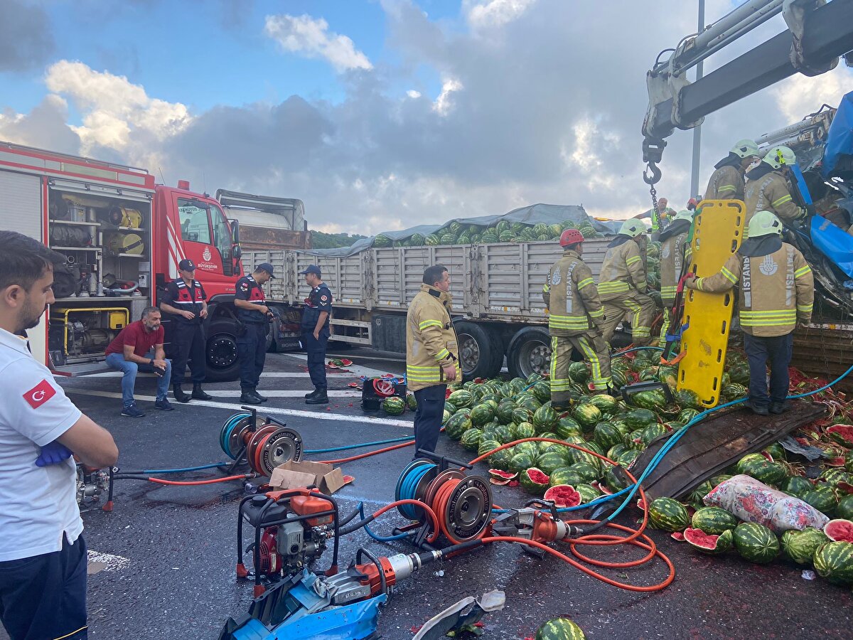 Kaza nedeniyle Kuzey Marmara Otoyolu Edirne istikametinde trafik tek şeritten kontrollü olarak sağlandı.