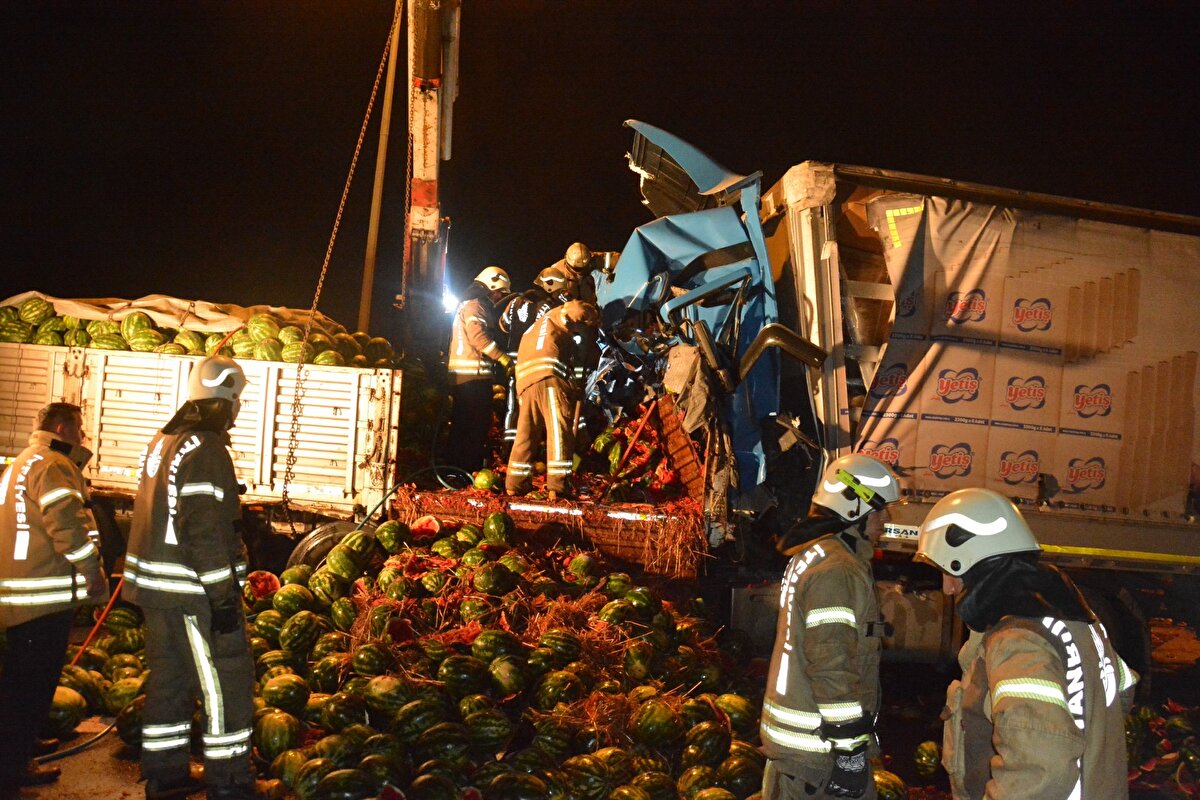 İtfaiye ekiplerinin yaklaşık bir saat süren çalışmalarının ardından Cihat Borçalı sıkıştığı yerden çıkarıldı. Sağlık ekipleri tarafından yapılan kontrolde, Borçalı'nın olay yerinde hayatını kaybettiği belirlendi. Cumhuriyet savcısının olay yerinde yaptığı inceleme sonrasında talihsiz sürücünün cenazesi morga kaldırıldı. Olayla ilgili soruşturma başlatılırken, kazaya karışan TIR'ların çekilmesi sonrasında trafik normale döndü.