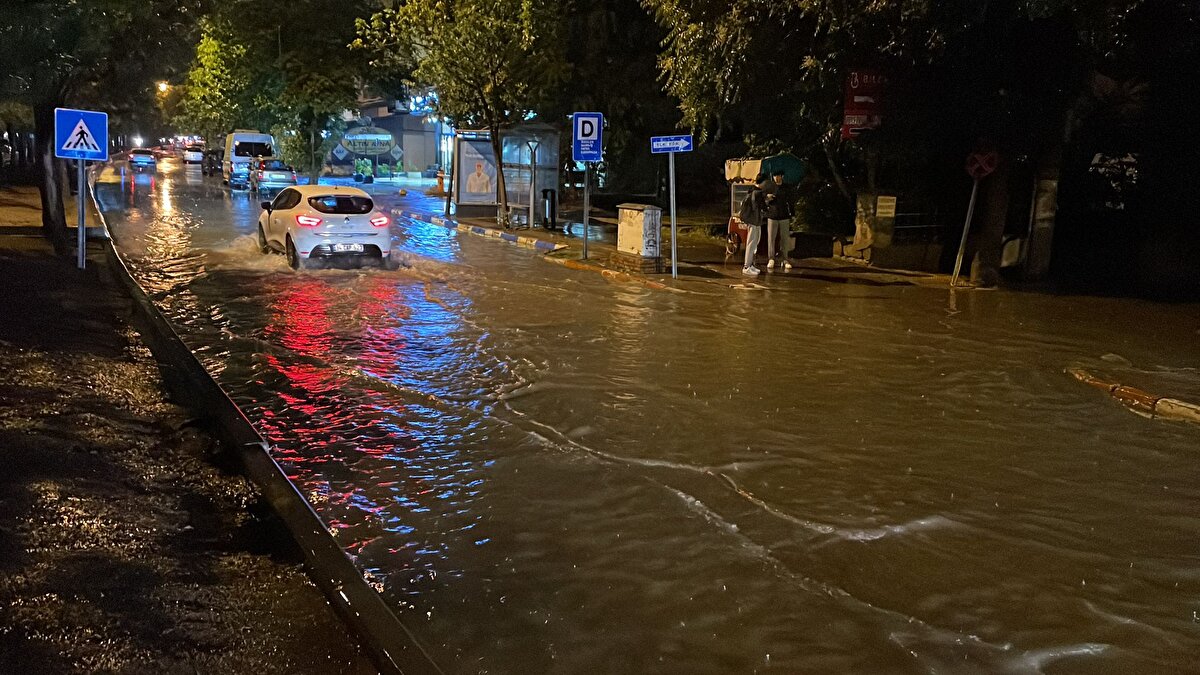Ana ve ara yollarda trafik akışının aksadığı kentte, bazı iş yerleri ile evlerin bodrum katlarını su bastı.<br>