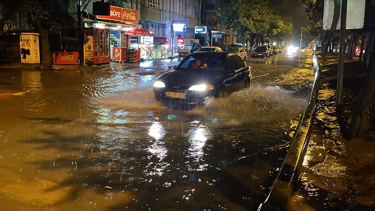 Afyonkarahisar Belediyesi ile AFAD İl Müdürlüğü ekipleri, su baskını ihbarlarıyla çalışma başlattı.<br>
