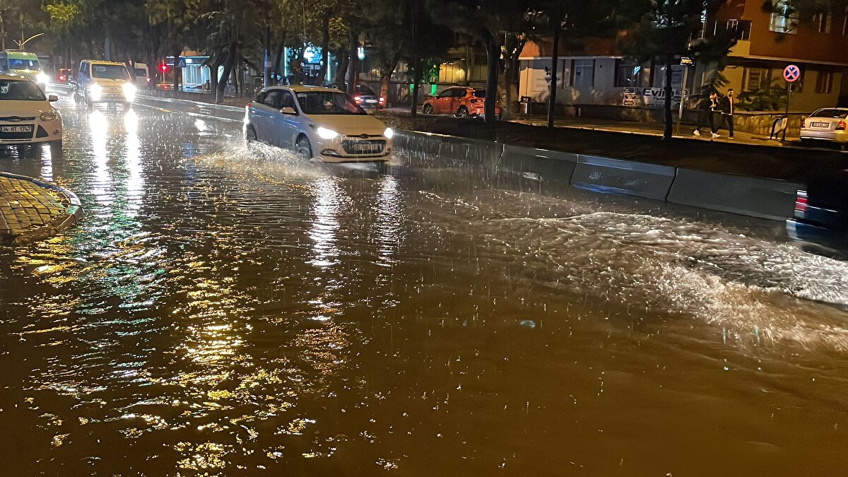 Bölgede mahsur kalan vatandaşların AFAD İl Müdürlüğü ile belediye ekiplerince kurtarıldığı kaydedilen açıklamada, tarım arazilerin zarar gördüğü ifade edildi.<br>
