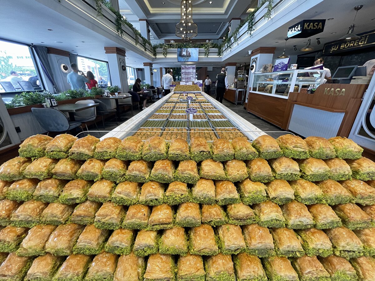 Hacı Hasan Oğulları Yönetim Kurulu Başkanı Yüksel Aktaş, AA muhabirine, ikinci şubelerini 1986'da açtıklarını, Fatih Sultan Mehmet Bulvarı'ndaki şubelerinde ise 2005'ten bu yana hizmet verdiklerini söyledi.<br><br>Perakendeciliği öğrenip yurt dışına açılmaya karar verdiklerini belirten Aktaş, "Yurt içinde, Amerika, Almanya, Dubai, Fransa'da fuarlara katıldık, stant açtık ve kendimizi geliştirerek bugünlere geldik. Şu anda 5 kıta 21 ülkeye ihracat yapıyoruz. Daha ileri gitmek için yeni şeyler öğreniyoruz, yapmaya çalışıyoruz. Tecrübenin sınırı yok. Her yerde ekmek var. Yeter ki bizler işimizi severek yapalım." diye konuştu.