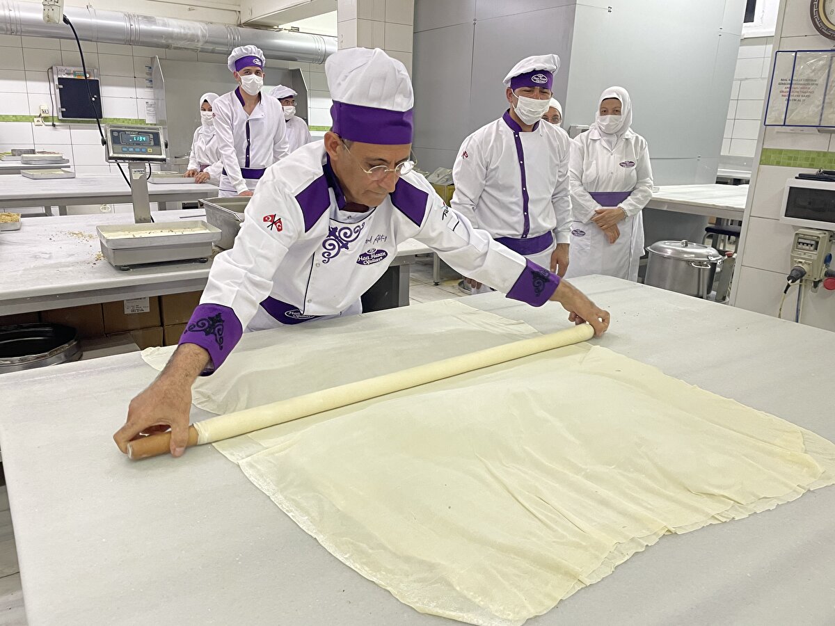 Baklavanın etnik bir tatlı olduğu için yurt dışında çok talep gördüğünü dile getiren Aktaş, "Gurbetçilerimiz baklavayı gördüklerinde kendilerini ülkelerinde olduklarını hissediyor. Çünkü baklava gerçekten de Osmanlı'dan gelen bir gelenek. Topkapı Sarayı'nın mutfaklarında, defterlerinde kaydı bulunan çok özel bir tatlı. O yüzden bugün ihracatını yapmaktan mutluluk duyuyoruz. Yabancılar da baklavaya çok fazla ilgi gösteriyor. Baklavanın geleceği daha da iyi olacak ve ilgi artarak da devam edecek." değerlendirmesinde bulundu.
