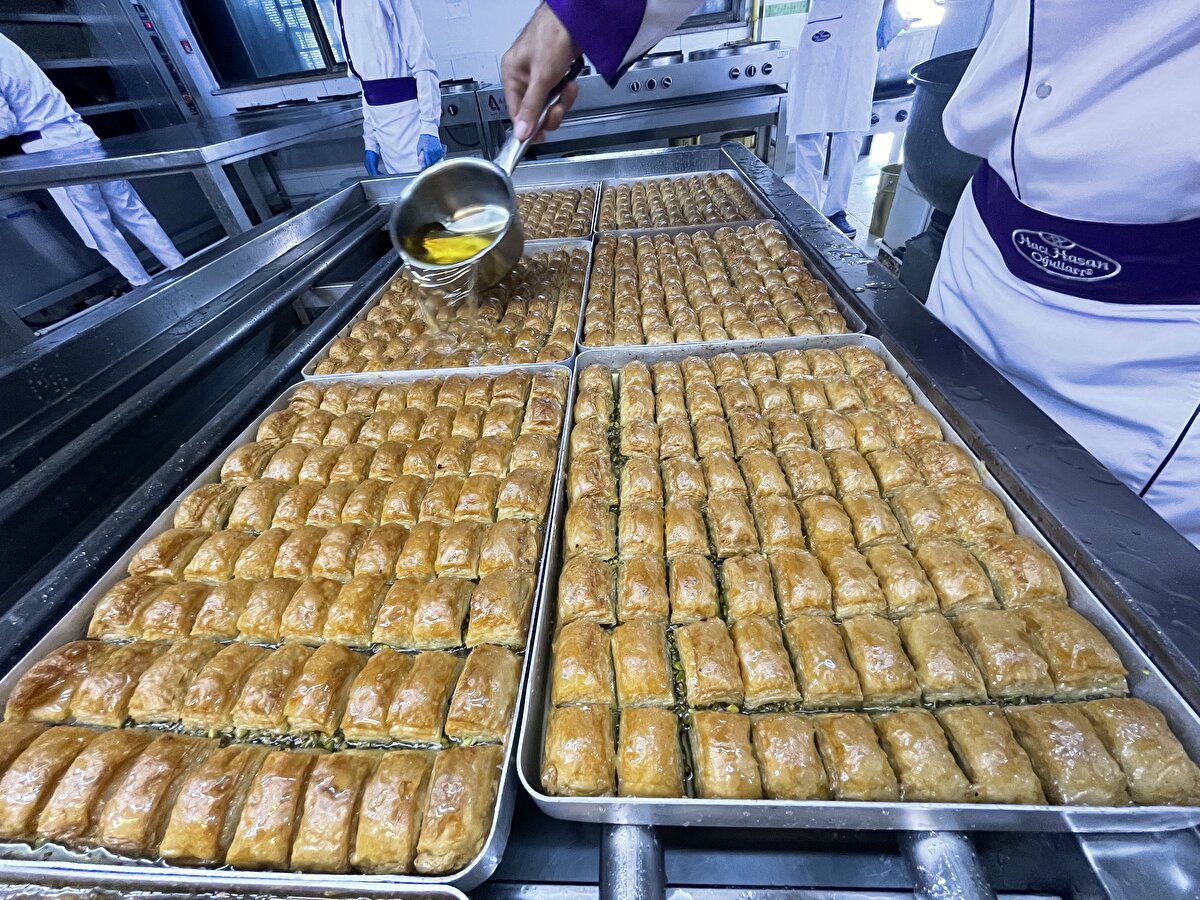 Her ülkenin kendine özgü koşullarının bulunduğunu ve üretimi buna göre yönlendirmek gerektiğini aktaran Çopur, şöyle devam etti:<br><br>"Müşterinin beklentisi neyse ona göre üretmeli. Çünkü o ülkelerin gümrüklerinde bu gıda ürünlerinin takılmaması gerekmektedir. Hacı Hasan Oğulları da bu anlamda üniversiteyle çalışan bir firma. Dolayısıyla bunların hazırlanmasında, reçetelerin oluşturulmasında ciddi bir AR-GE çalışması yapıldı. Bunların raf ömürleri ve dayanımları üzerinde birçok deneyler yaptık. Reçeteler, bu çalışmaların sonucunda şu anki halini aldı. Her ülkenin de şartları farklı. Şeker konsantrasyonu daha yüksek veya daha düşük isteyenler var. Ona göre ısıl işlem parametrelerini de ayarlayarak üretim yapıyoruz. Bunların hepsinin reçeteleri oluşturulmuştur. Üretimdeki ve kalitedeki sürdürülebilirlik böylelikle sağlanmıştır."