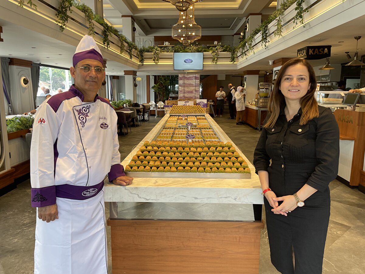 AR-GE'nin önemine dikkati çeken Aktaş, yeni ürünler, lezzetler üzerinde sürekli çalıştıklarını dile getirdi.<br><br>Sadece standart fıstıklı baklava olmayacağını, tatlının her çeşidini bulundurmaları gerektiğini anlatan Aktaş, "Yeni yatırımlarımız olacak. 2022 yılının sonuna kadar yaklaşık 6 bin metrekare kapalı alanı olan bir üretim tesisi açıp oraya taşınacağız. Oradan dünyada tatlı vermediğimiz ülke olmayacak. Bursa'yı dünyada en iyi şekilde tanıtmak için var gücümüzle çalışacağız." ifadelerini kullandı.