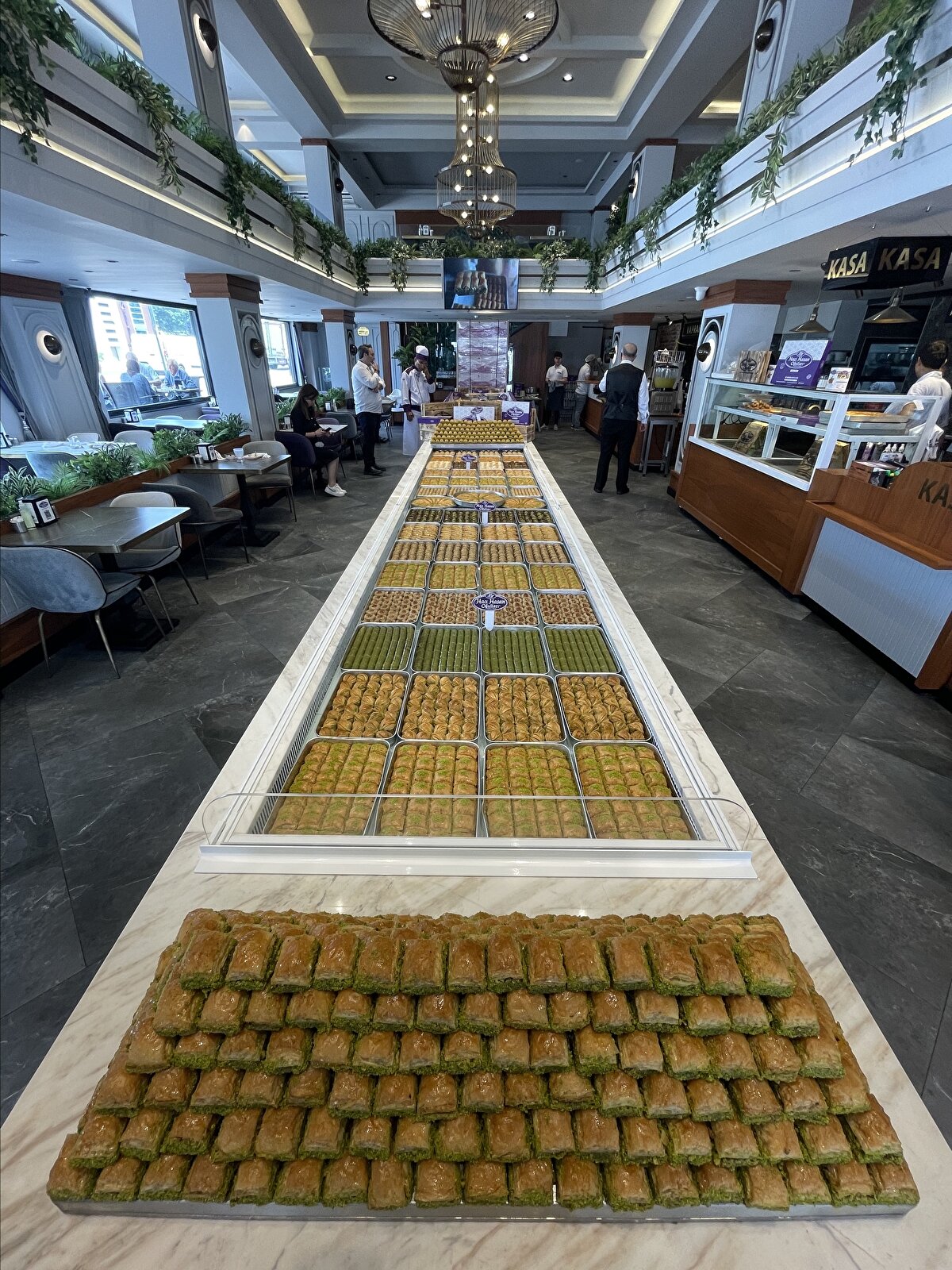 Bursa'da seyyar tezgahta börek satarak gıda sektörüne adım atan girişimcinin kurduğu firma 21 ülkeye tatlı ihraç ediyor.