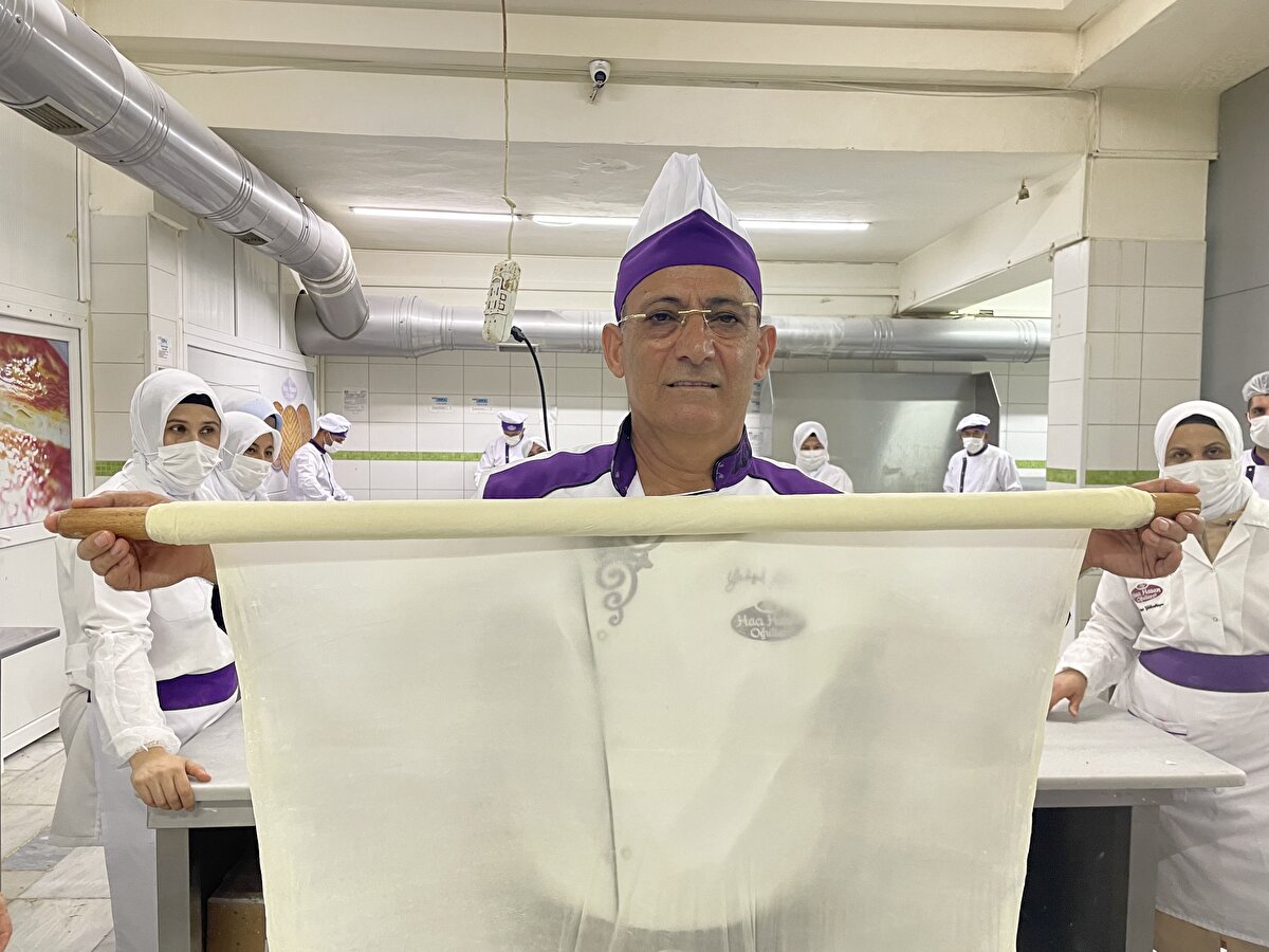 İhracat Müdürü Yener Yılmaz ise günlük tatlı üretim kapasitelerinin yaklaşık 5 ton olduğunu, zamanla bu rakamı artırmayı planladıklarını anlattı.<br><br>Dış satımda çok seçici davrandıklarına değinen Yılmaz, "Dünyanın her yerinden talep alıyoruz. Bu yoğunluğa yetişemiyoruz. Bu nedenle seçici davranıp en doğru noktalara ihracat yapmaya çalışıyoruz. Bizi etiketlerimizden bulanlar oluyor. Ürünlerimiz bir ülkeye girdiği ve tadıma sunulduğu zaman akabinde aynı ülkeden bize ulaşan yeni müşteriler oluyor." dedi.