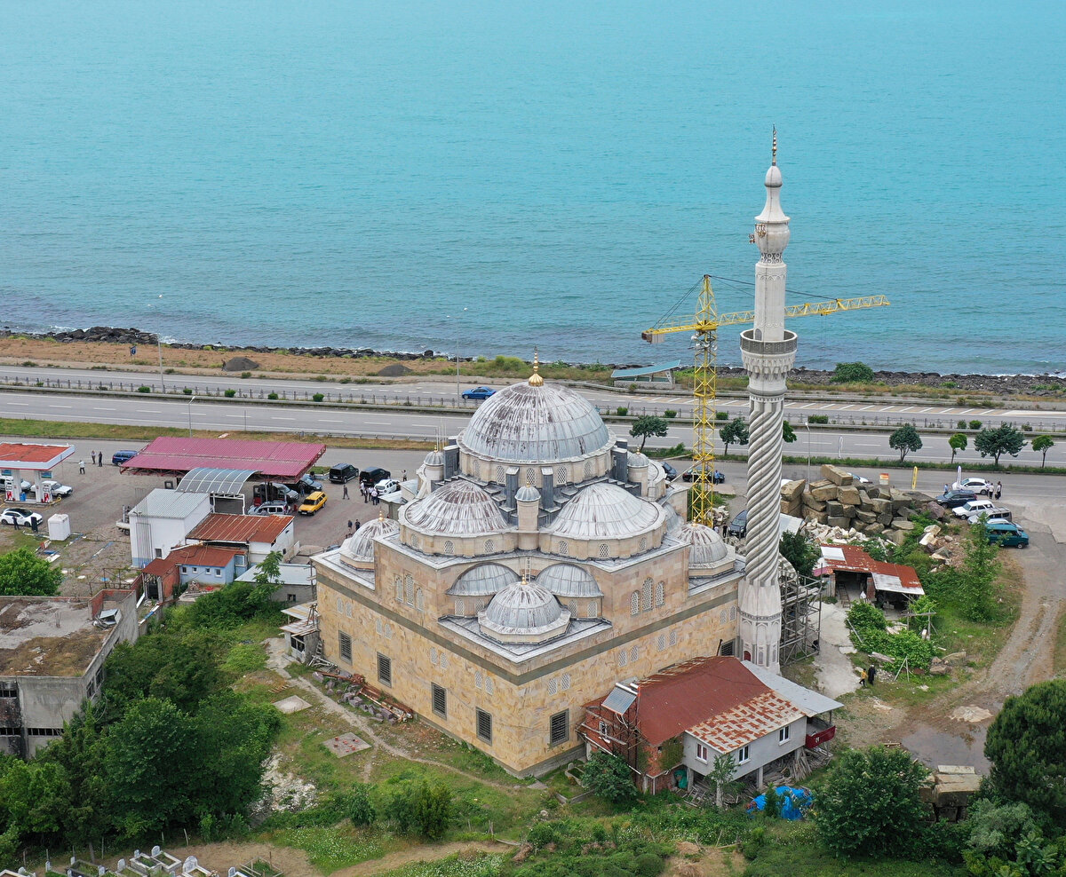 Caminin, taşların tek tek işlenmesiyle 4,5 yılda yapılan "semaver" şeklindeki minaresi ise dikkati çekiyor. 