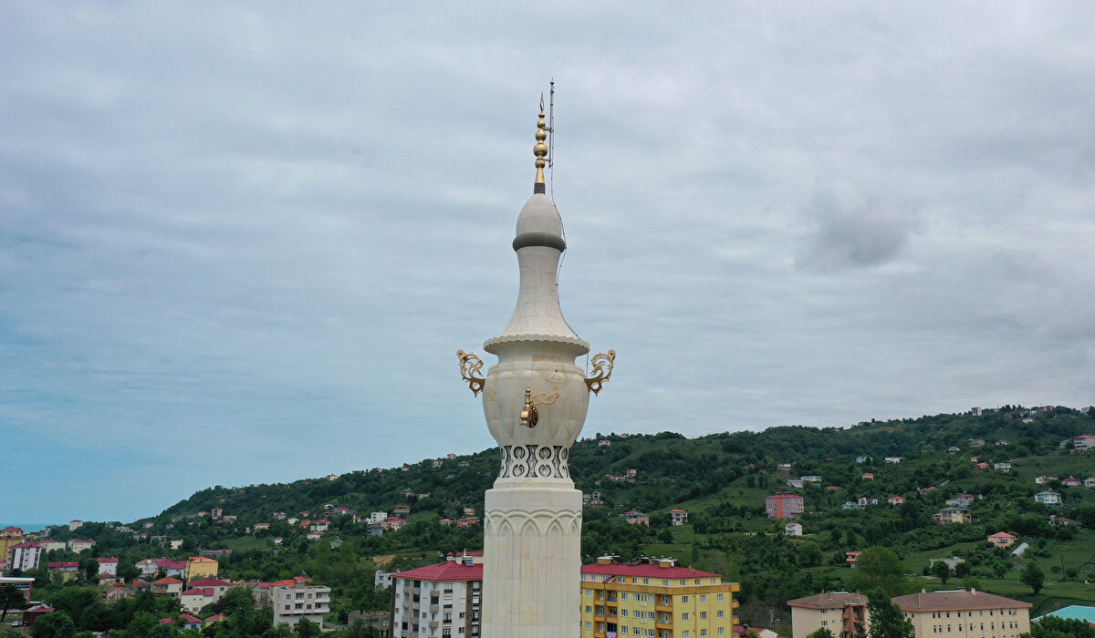 Tufanoğlu, bu yıl caminin minaresini tamamladıklarını ifade etti. Minarenin temelinin atılması ile en üstteki alemin takılması arasında 4,5 yıl geçtiğini anlatan Tufanoğlu, "Bu süre zarfından yeşil taşımız ilçedeki Ören beldesinden, sarı taş Bayburt'tan, kırmızı taşları da Kürtün Deresi'nden suyun içinden çıkararak getirdik, işledik, yerine yerleştirerek minareyi tamamladık." diye konuştu. Tufanoğlu, zamanın uzun sürmesinin işçiliğin yoğun olmasından kaynaklandığına dikkati çekerek, şöyle devam etti: "Çok hassas, milimetrik hesaplar var. En fazla kabul edecek olduğumuz hata payımız 2 milimetrenin üzerine çıkmaz, bu hata oranı aştığında, hatayı toparlaması güç oluyor. O yüzden mükemmel bir işçilik var. Zamanı düşünmeden, işin güzelliğini ortaya çıkarmak, sanatı konuşturmak için ince ve hassas bir çalışma gerçekleştirdik. Mesela minarede kırmızı sarkıt taşı var. Her bir sarkıt taşı 3 günde ortaya çıktı. Sarı mukarnas taşları sıra yüksekliğine göre bazısı 5 günde, bazısı 7 günde ortaya çıkıyor."<br><br>
