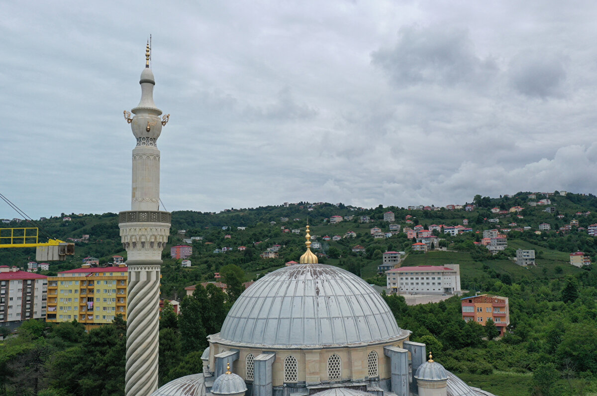 Eynesil'in çayıyla meşhur olduğuna dikkati çeken Tufanoğlu, "Burası çay memleketi, 5 çay fabrikası var. Çayımızı tanıtmak, temsil etmek istedik. Semaverde çay içmenin de ayrı bir manası var, insanlar semaverin etrafında bir araya geliyor. Bu açıdan da semaver iyi oldu." ifadelerini kullandı. Ayhan Tufanoğlu, caminin şadırvan gibi bazı bölümlerindeki çalışmaların ise devam ettiğini sözlerine ekledi.<br><br>