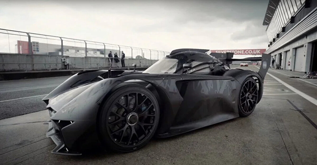 Spéirling'i benzersiz kılan özelliklerin başında tüm hızlarda kendi ağırlığının iki katına çıkan yere basma kuvveti geliyor. Bu da Formula 1 araçlarından daha fazla yere basma kuvveti anlamına geliyor. Araç bu sayede 0'dan 100'e hızlanmasını 1,5 saniyenin altında tamamlıyor.<br><br>