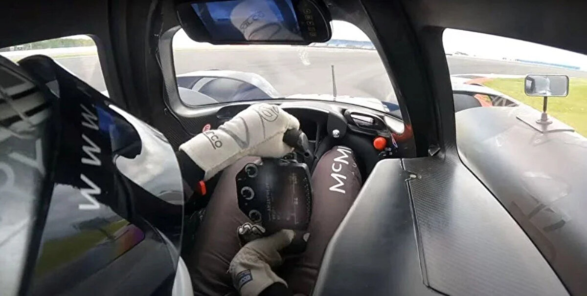 İngiltere'de düzenlenen Goodwood Hız Festivali, en iyi araçların kutlaması niteliğinde bir etkinliktir. Efsanevi tırmanma yarışlarının yapıldığı festival, araç tanıtımlarından etkileyici performanslara kadar pek çok önemli ana ev sahipliği yapıyor.<br><br>